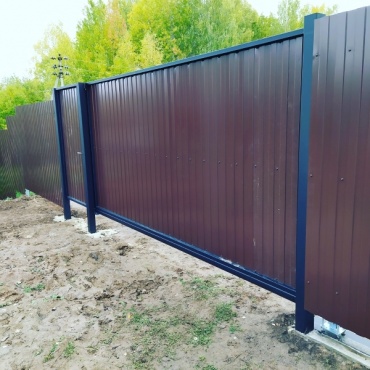 На винтовых сваях откатные ворота из сэндвич-панели 3000x2400
