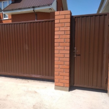 Откатные ворота из профнастила с калиткой 3200x2200